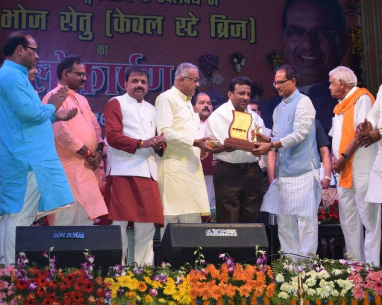 Hon'ble Chief Minister of Madhya Pradesh presenting award to our GM for Cable Stayed Bridge at Kamla Park in Bhopal City